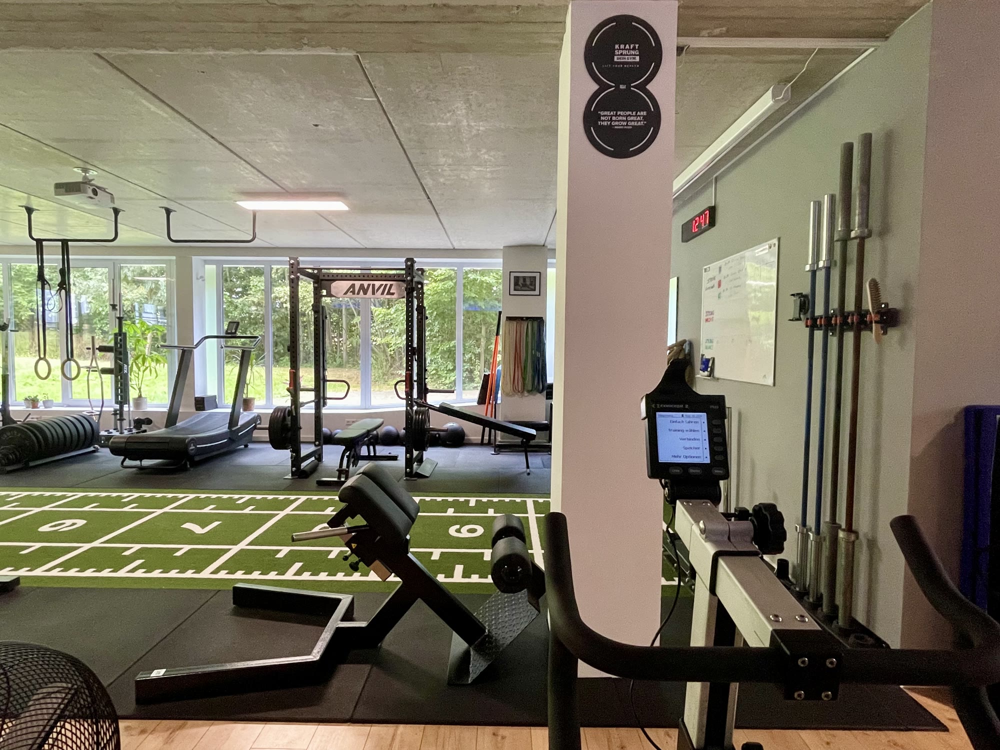 Trainingsfläche mit Kunstrasen, Rack und Cardio-Geräten